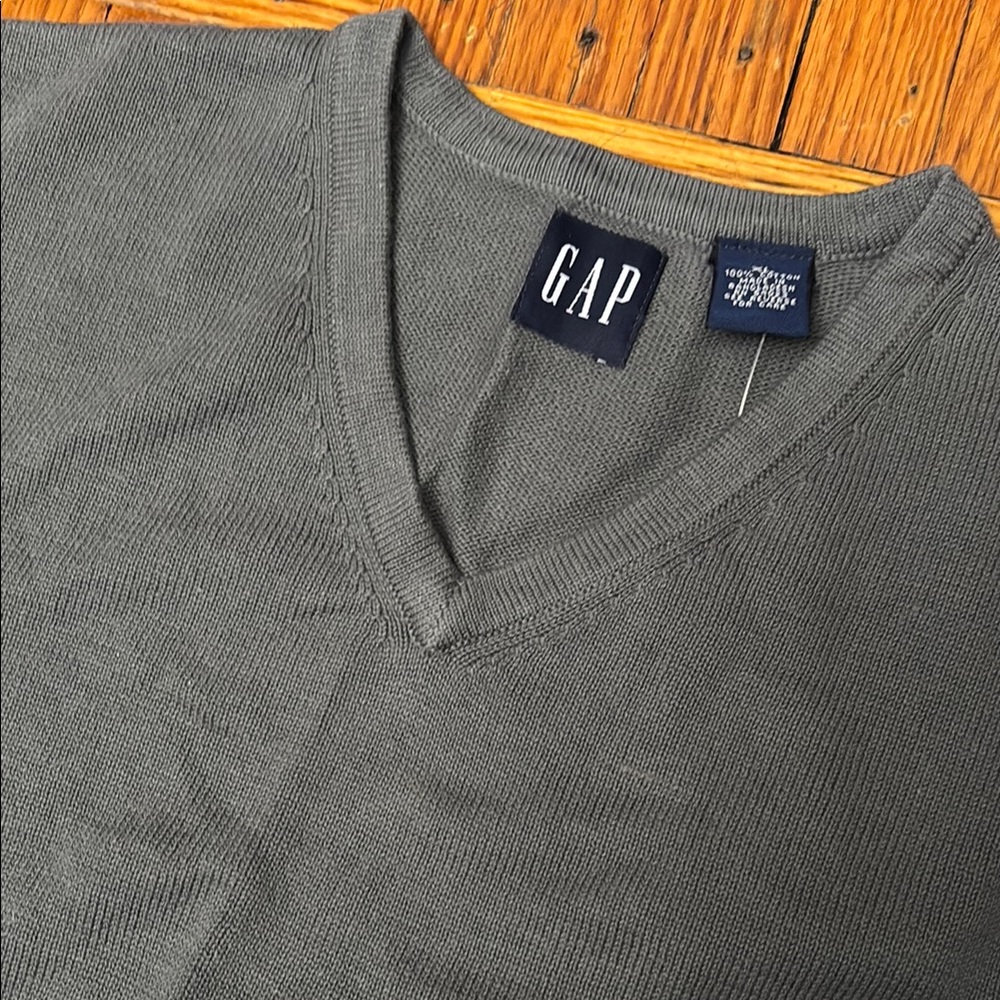 GAP Men's Gray V-Neck Sweater